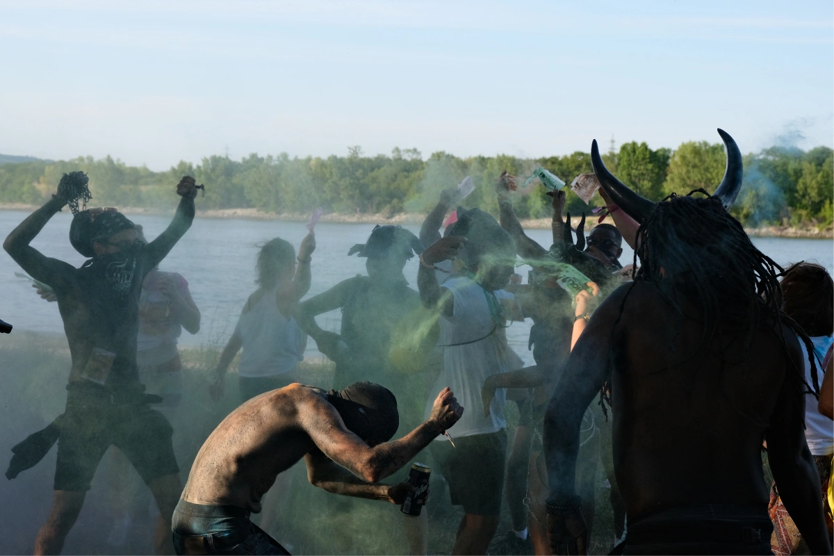 What is J'ouvert — revelers throwing colored powder at an outdoor J'ouvert celebration at daybreak